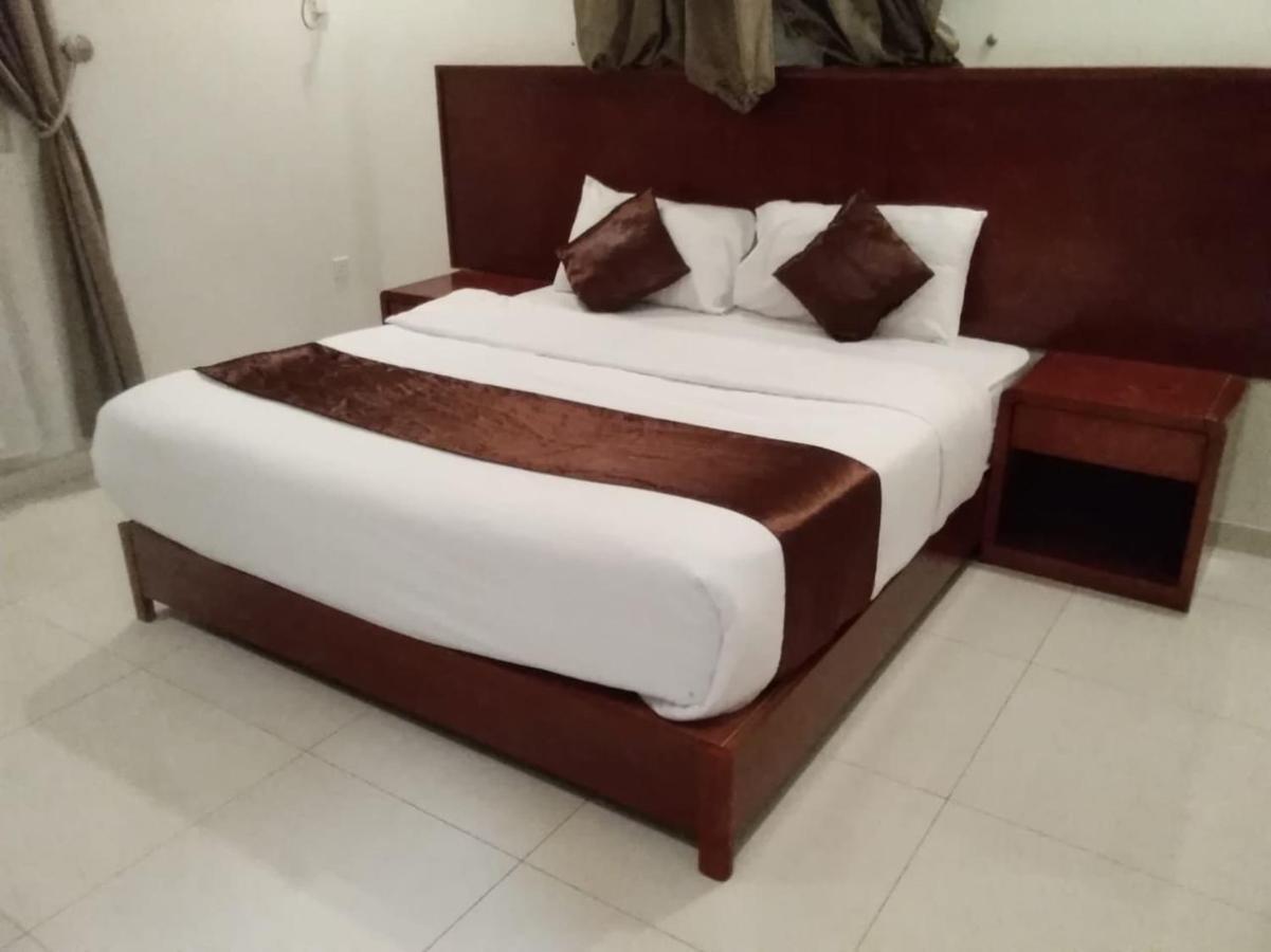 Iwan Alandalusia Al Ajaweed Aparthotel Jeddah Bagian luar foto